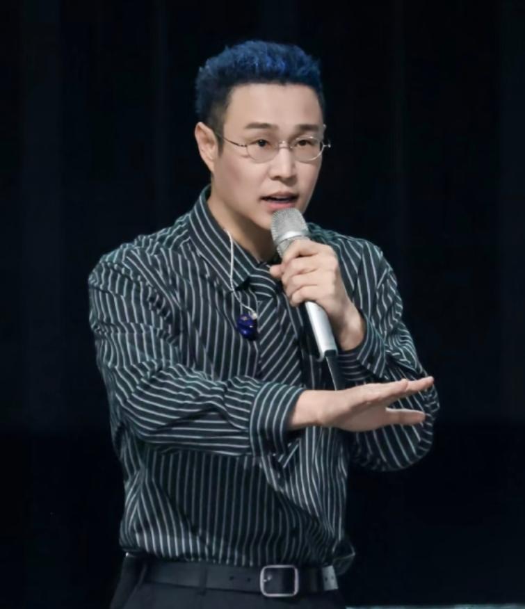 单位的一把手，大领导：主要工作是把握大方向。不是揪住某个细节。不是，严查某个
