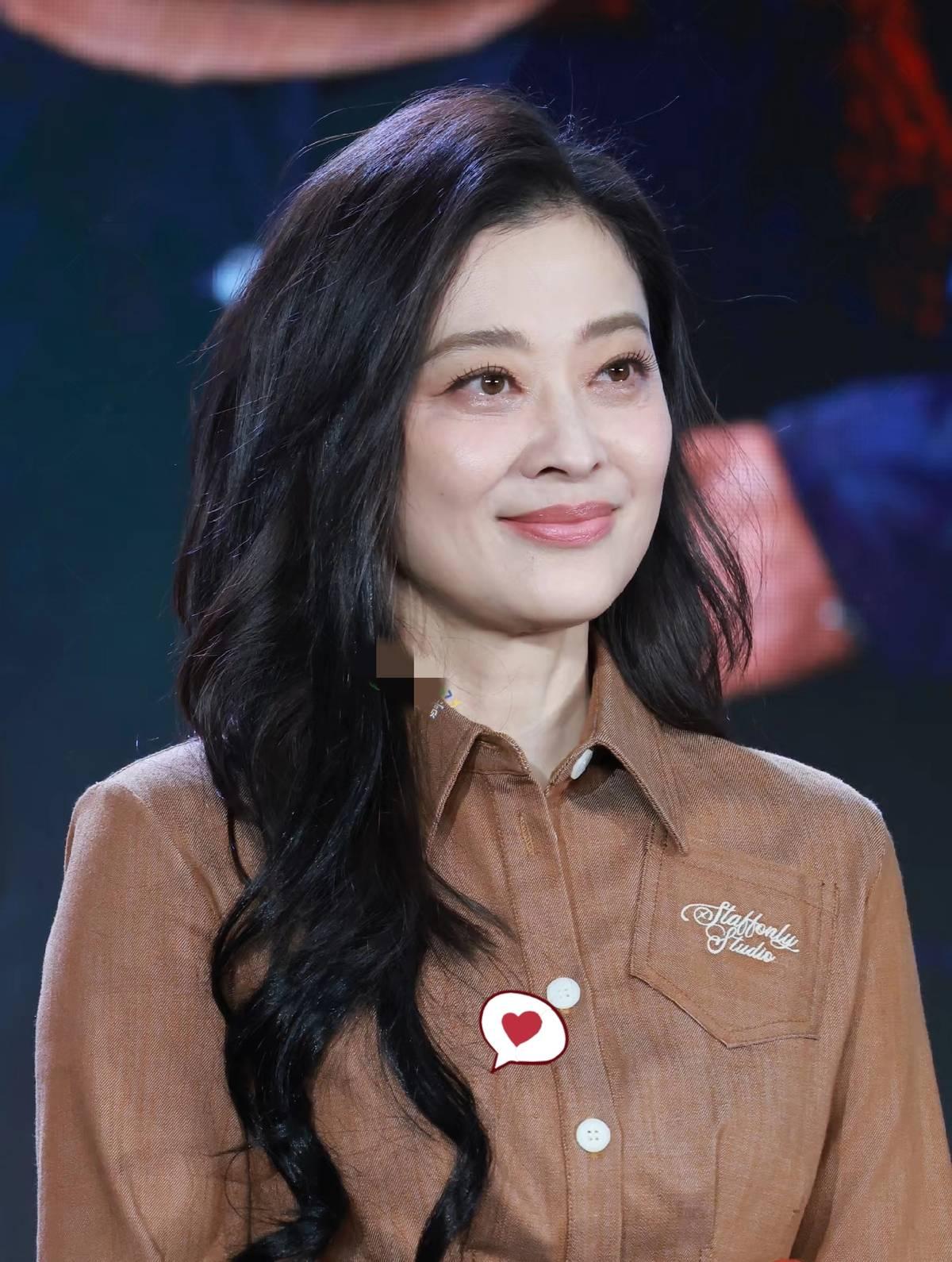 梅婷去《太平年》剧组探班，结果被导演临时“扣下”，客串出演俞大娘子。朋友朱亚