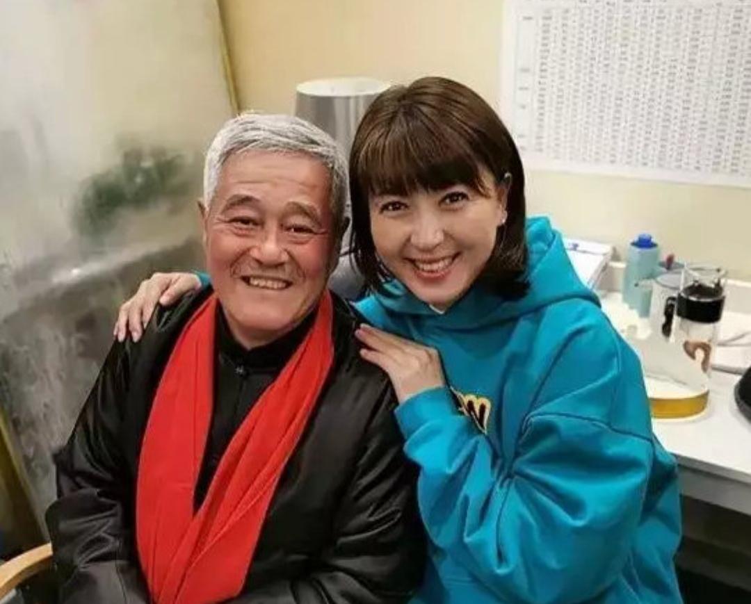 闫学晶这两年是肉眼可见的飘了。之前看她演戏还觉得他演技不错，是个农村出来的朴实