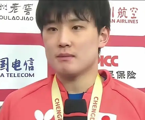 张本智和赛后采访耐人寻味！日媒记者称此次比赛是和多种因素对抗，问张本看法。张本回