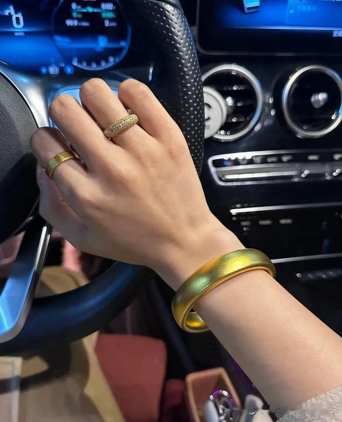 奉劝大家一句！赶紧把金镯子、金项链都收起来，别戴出门了！你们看今天的金价了吗