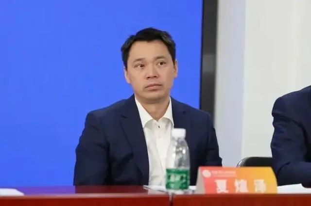 昔日世界冠军名帅，而今阶下囚。让人唏嘘也让人痛心！随着中国羽协主席张军落马后，羽协副主席夏煊泽、羽协