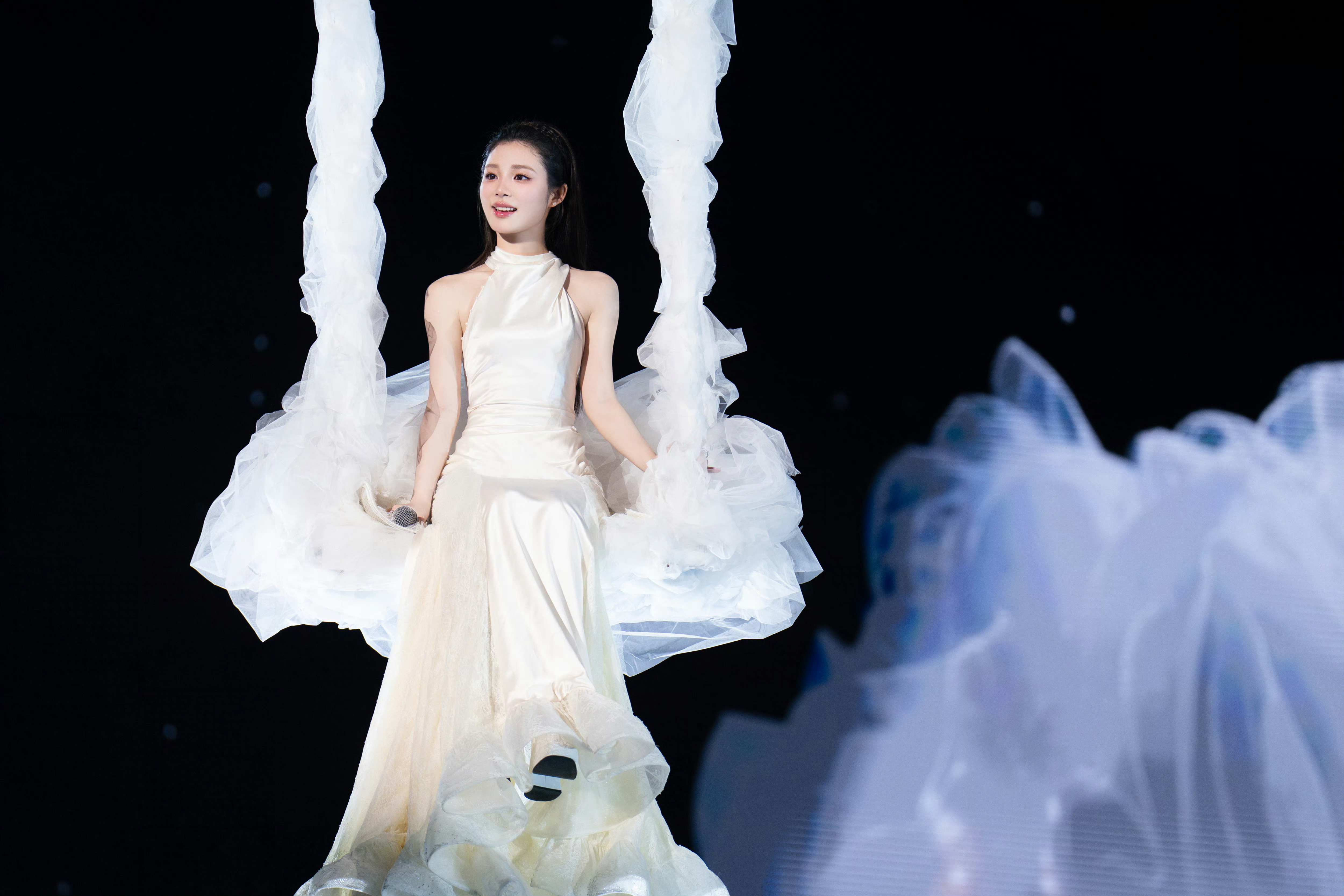 姚晓棠中秋晚会美成啥了妈妈我看到仙女了🤩姚晓棠中秋晚会白色缎面露背长裙造