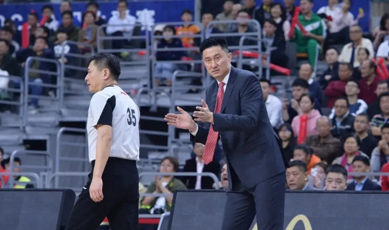 虽然我不反感杜锋在场上骂人，但这骂人的习惯，也真的可以改一下了！因为不是所有