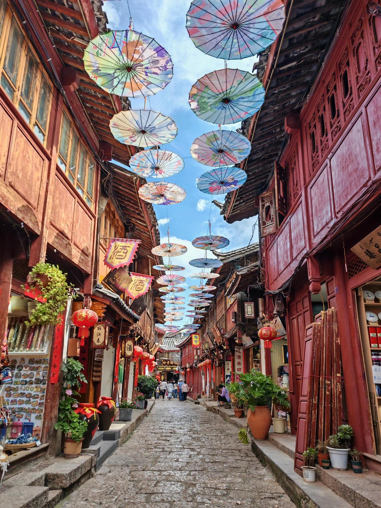 以前对丽江，我就俩印象：贵、假。满街义乌小商品，再加震耳欲聋的酒吧，所以一直都