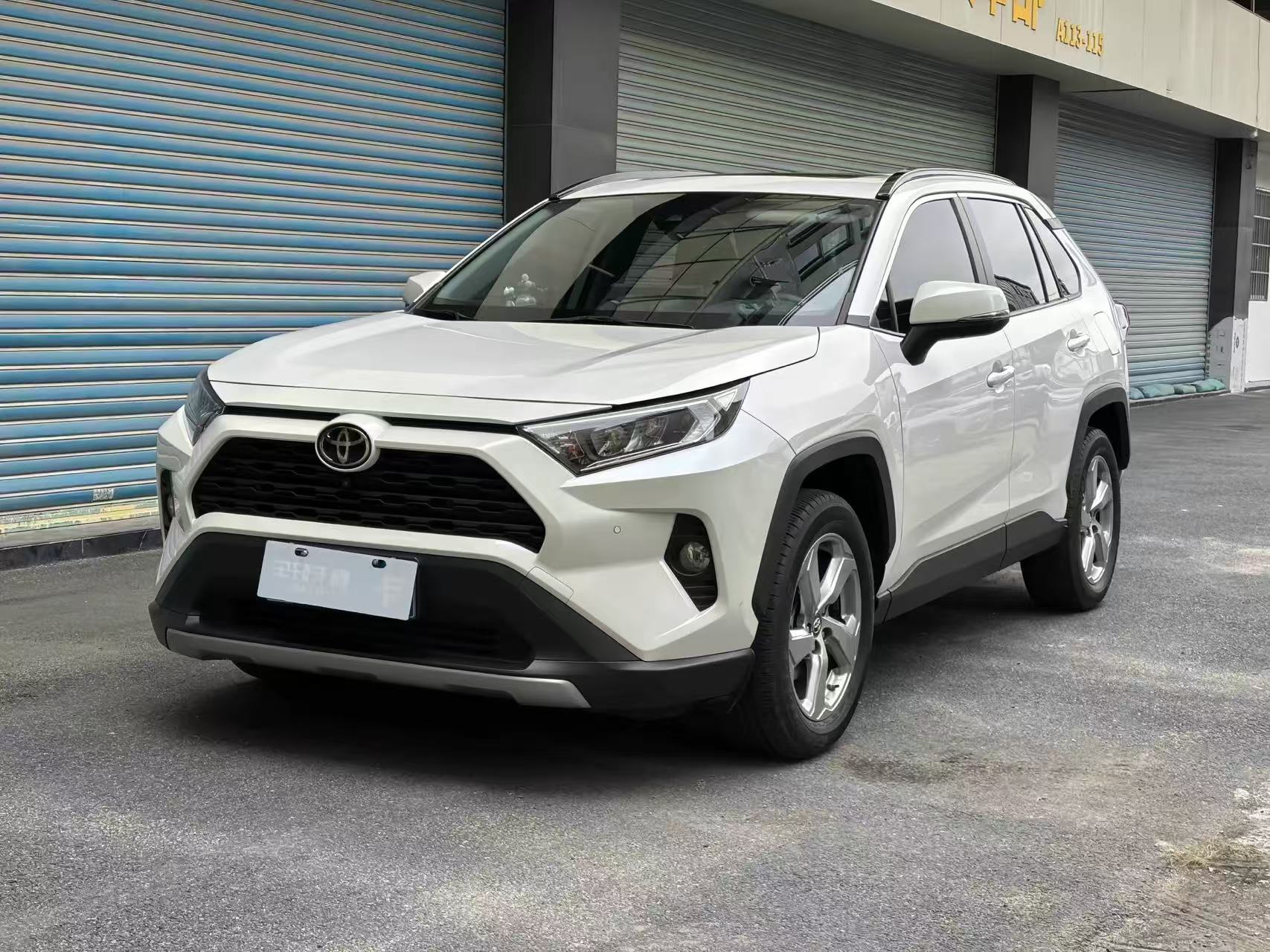 预算8万，打算淘一台二手家用SUV，不少车友会对比丰田RAV4荣放和本田CR-V。两台都是日系热门车