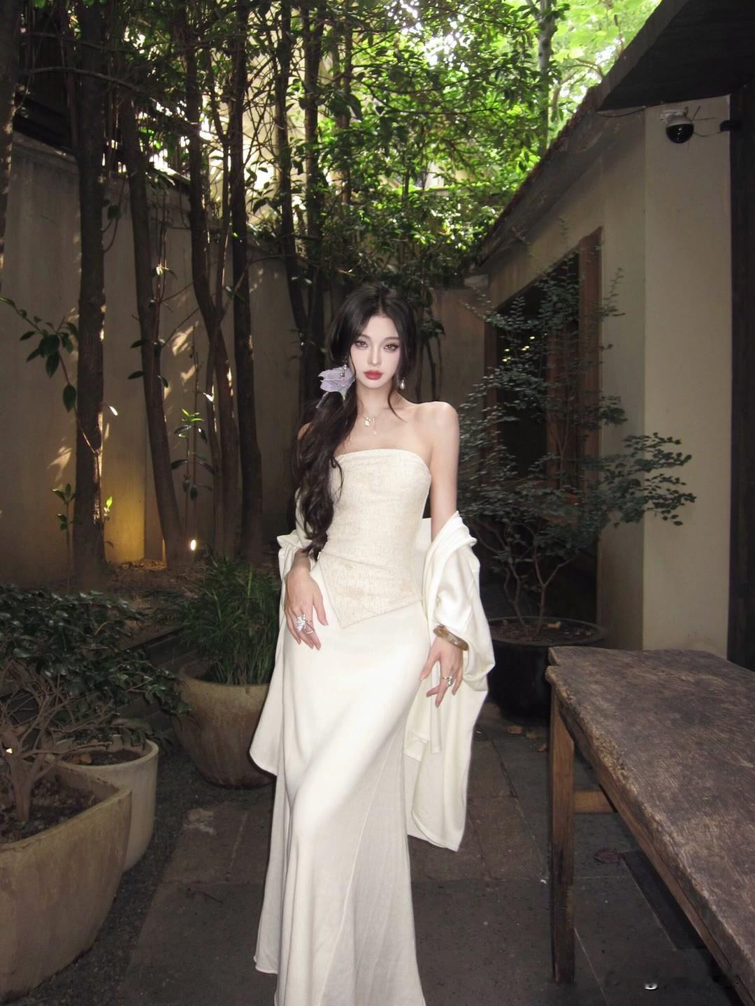 玉人如花立,春风满院香。玉磘美人玉娇颜