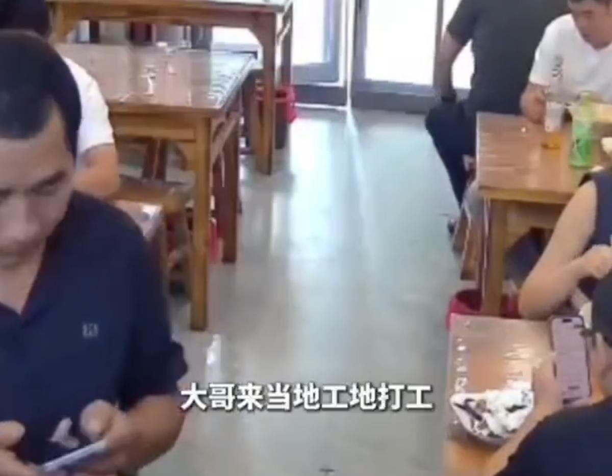 河南一家街边面馆，来了一名干工地的大哥。那天大哥身上没带现钱，手机也没法付钱，肚