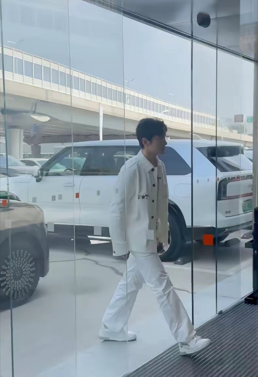 黄晓明回到老家青岛现身4S店看豪车路透曝光！身形挺拔，少年感稳稳拿捏。