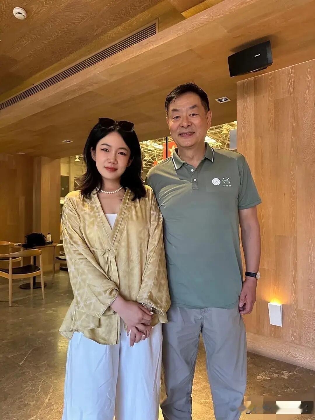 男神也是老了，步入了老年人的行列，发际线后移，头发变少，身材变形，有小肚腩，这是