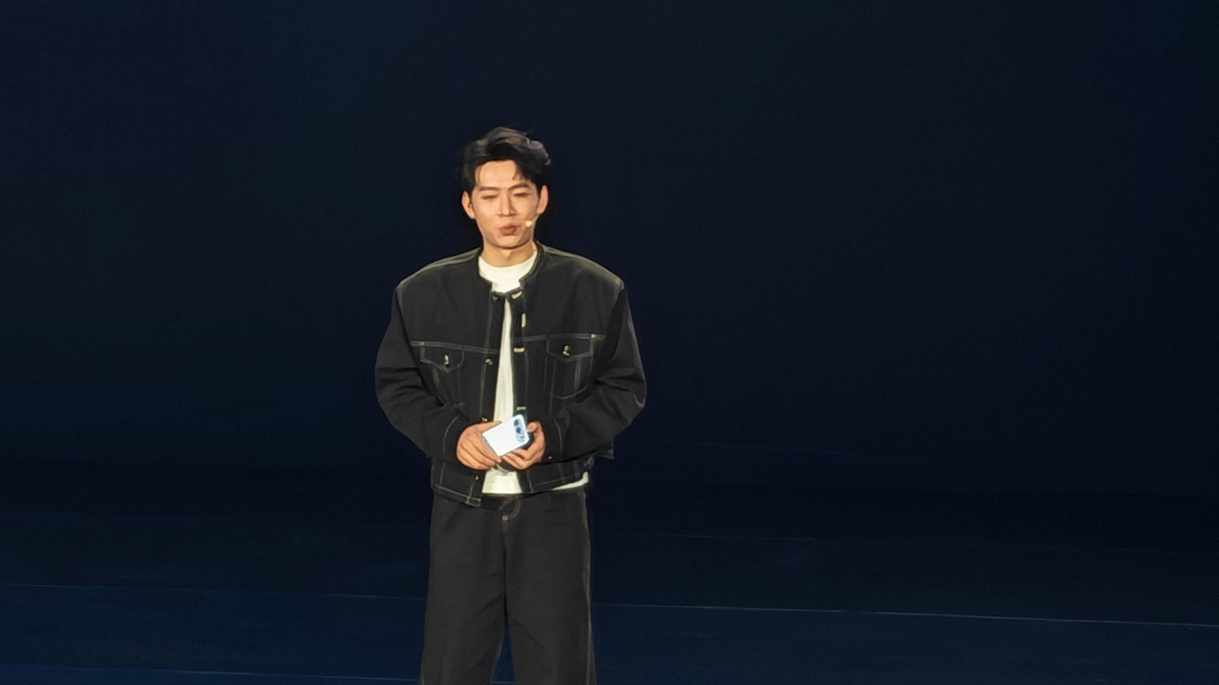 荣耀500的这个产品经理有点东西的，我边上的小姑娘用手机长焦放大反复观看，一