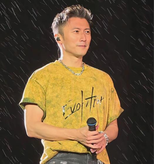 谢霆锋16岁进娱乐圈时，谢贤就跟他说:"我帮不了你。"谢霆锋瞪大一双眼睛，