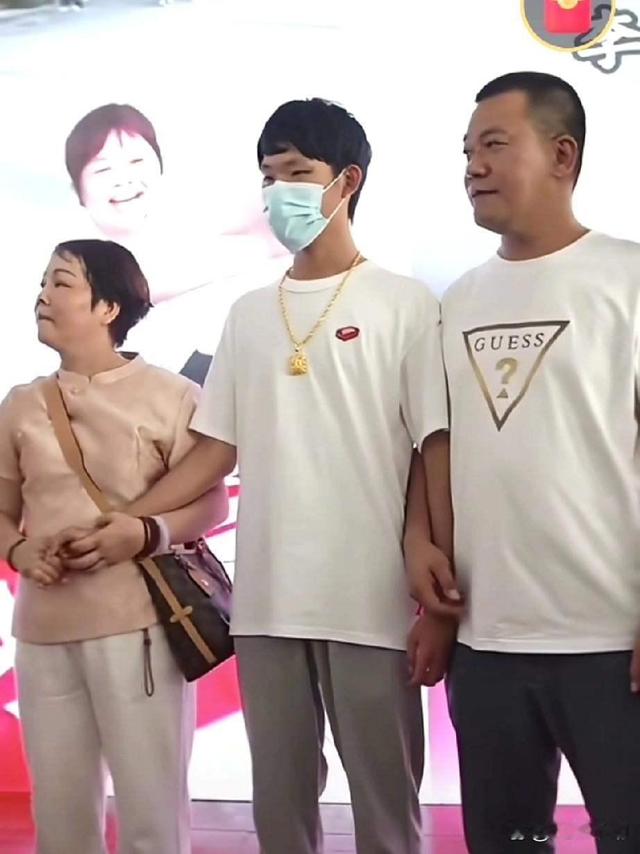 他9个月大时被拐，18年后认亲回家，第一件事不是拥抱父母，而是…你敢信？一个被