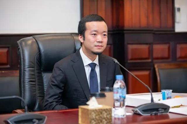 柬埔寨太子集团也有高光时刻，在2023年获得全球品牌奖。其集团主席陈志仪表堂堂，