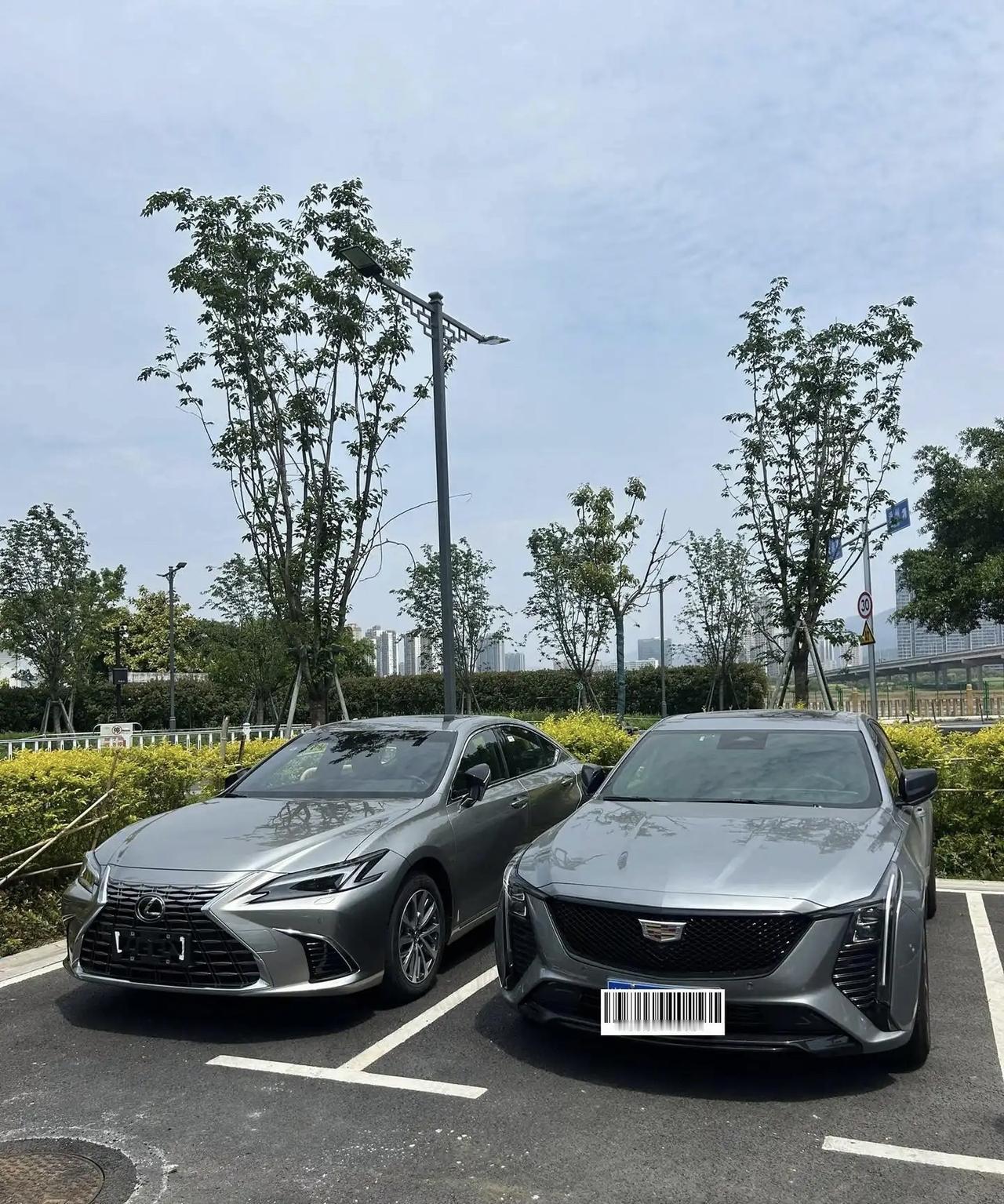 当雷克萨斯ES200和凯迪拉克CT5停在一起，单论颜值这一块，我觉得凯迪拉克更高
