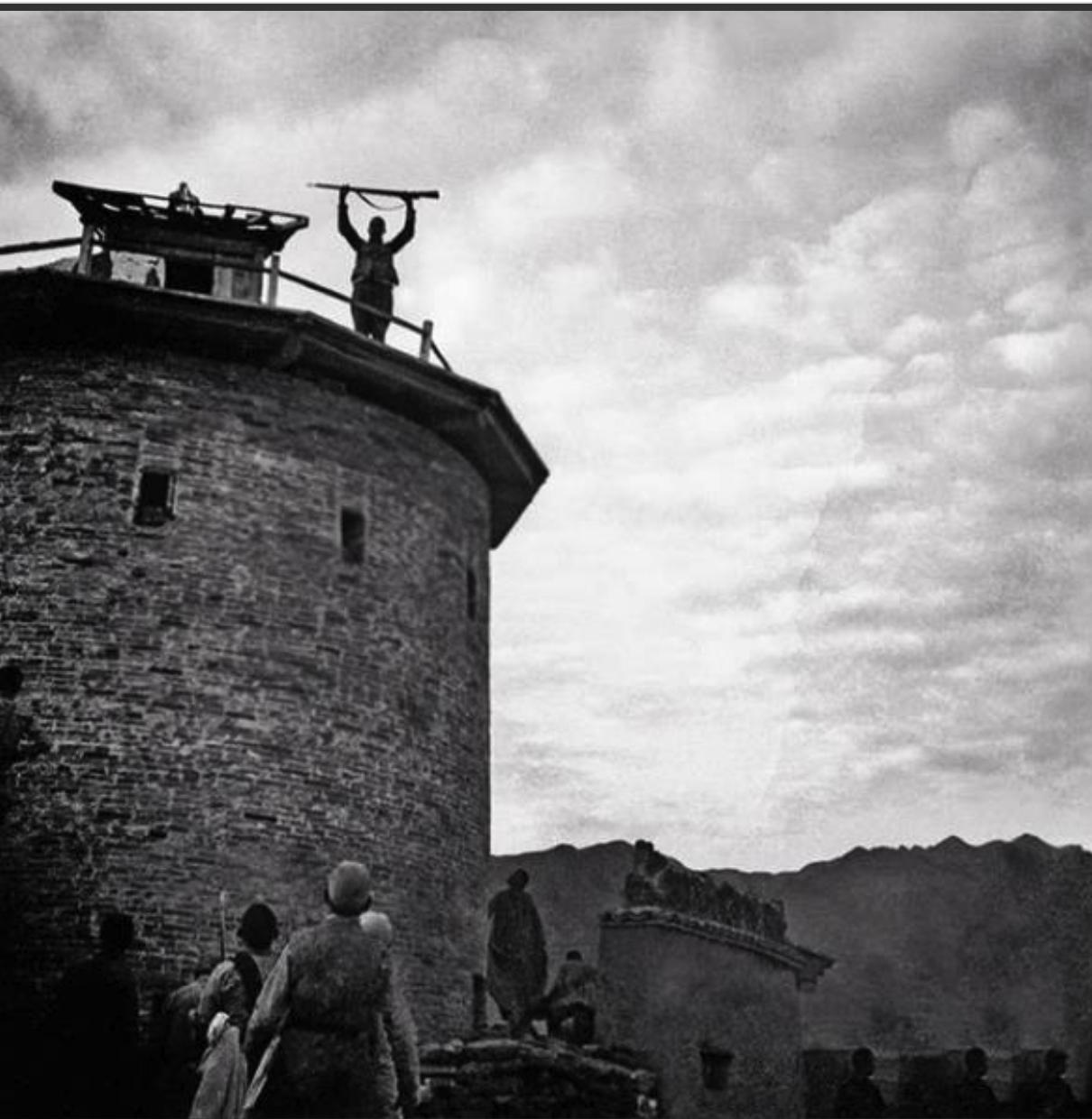 1944年，八路军劝降伪军：“再不投降，炸你岗楼上天！”对方竟回：“正闷着呢！”