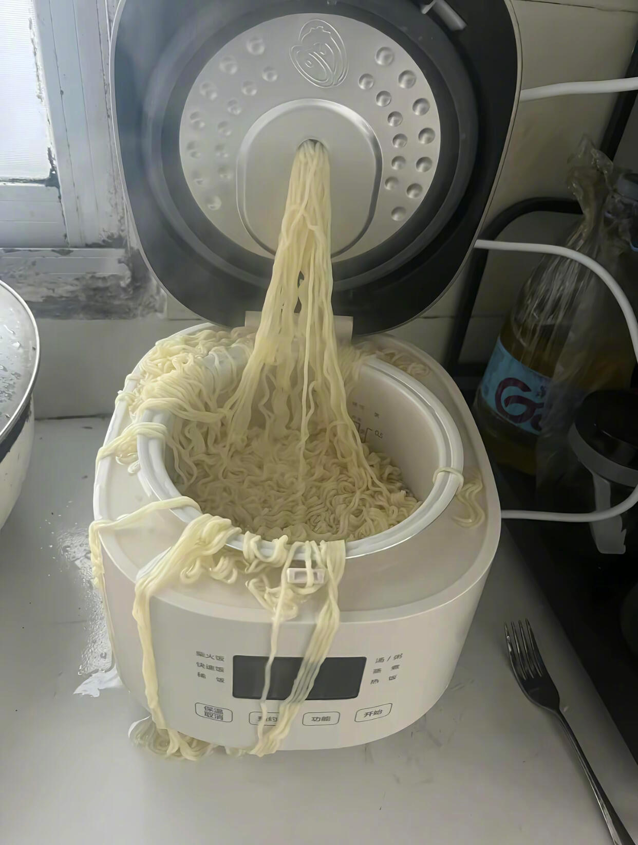 原来电饭煲是不能拿来煮面的​​​