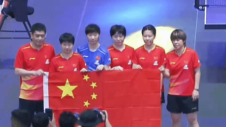 中国乒乓球女队和男队一起拿冠军🏆最喜欢赛后的胜利大合影环节，这次亚锦赛女团的主