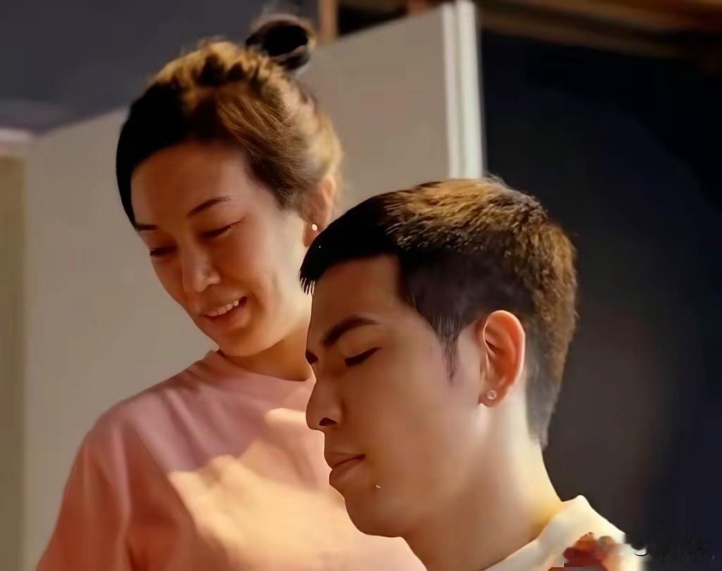 “母子感”也太严重了吧。52岁的老婆林有慧陪小14岁老公萧敬腾练琴。林有