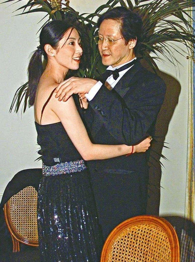 1998年，香港尖沙咀的一家粤菜餐厅的包厢里，48岁的永盛电影老板向华胜第一次见