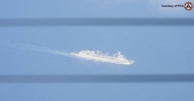 黄岩岛附近，解放军释放非比寻常信号，坦克登陆舰来了黄岩岛作为中国固有领土，早年