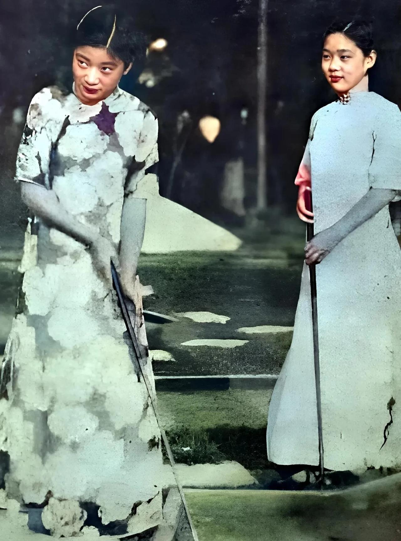 这是三十年代初，上海两名美女正在球场打高尔夫球的留影。她们都穿着旗袍，举止优雅，