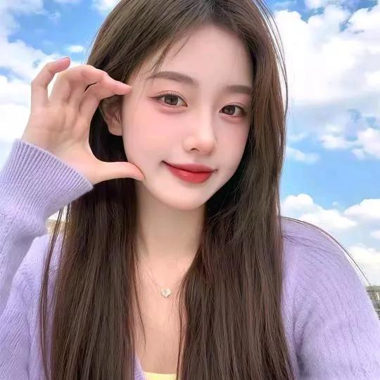 温柔的紫色毛衣，加上甜美笑容，完美搭配，瞬间变身冬日里的阳光女孩！温柔粉色穿搭