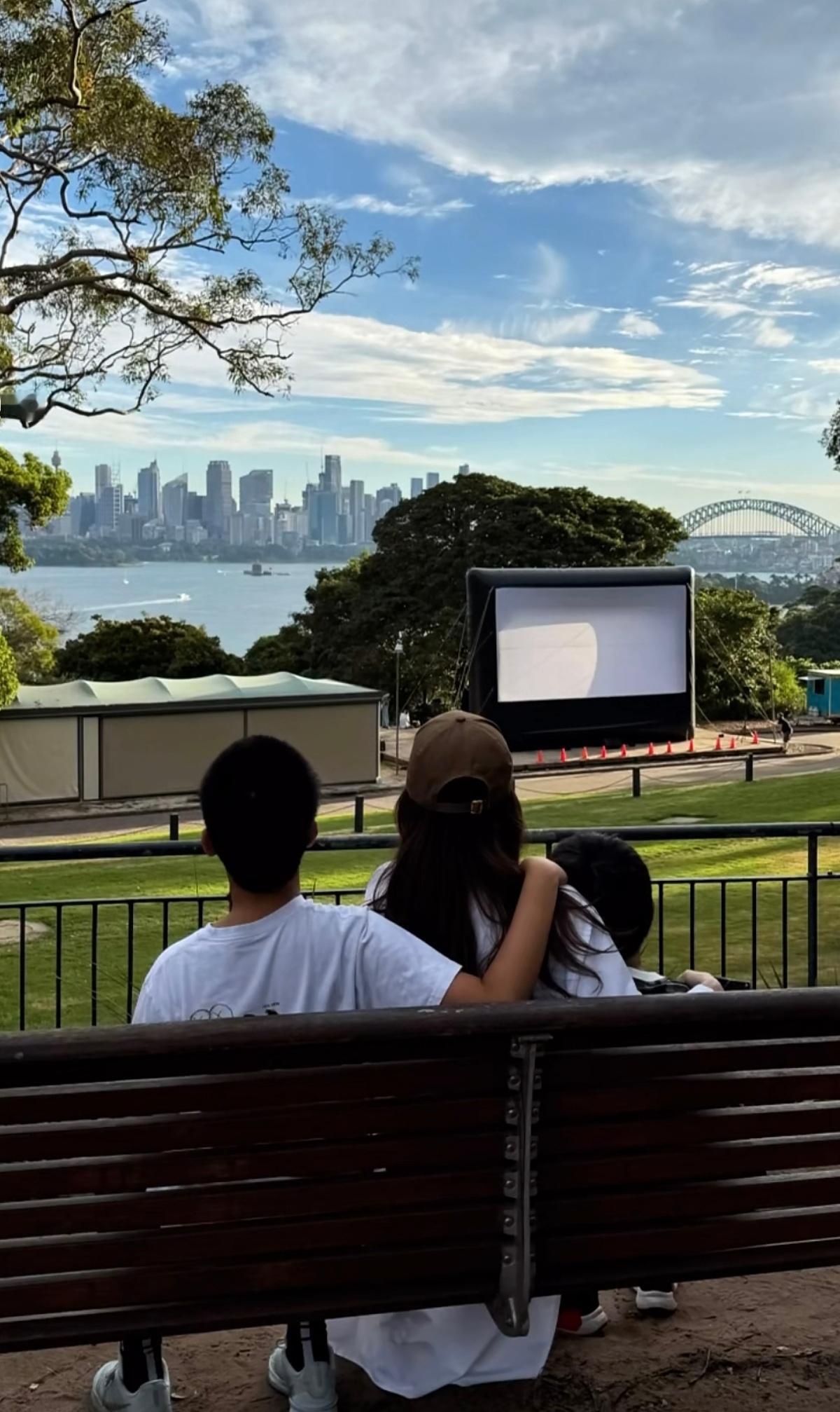 侯佩岑分享澳洲生活，她经常去澳洲，因为儿子在那边上学。侯佩岑老公是澳洲华人，本身