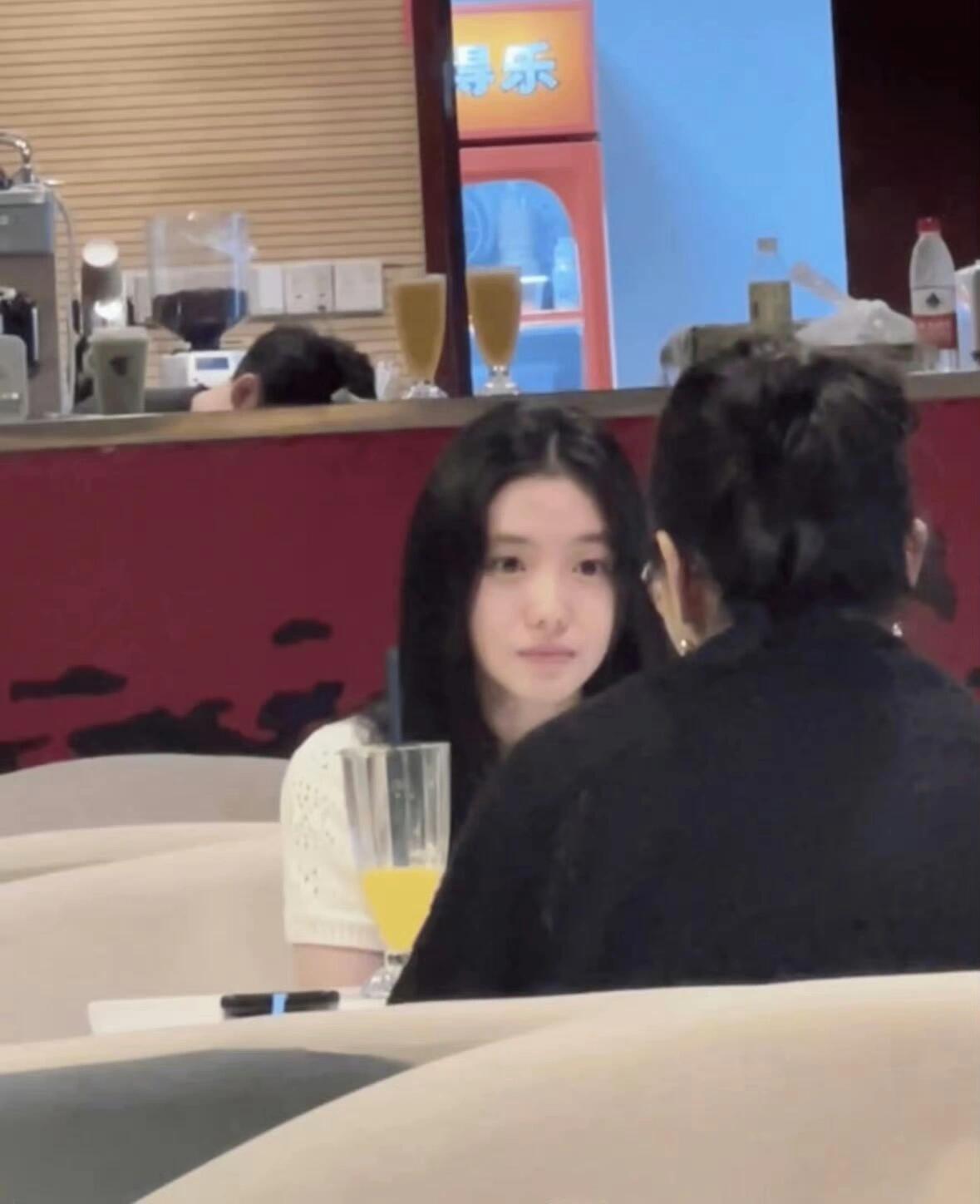 刘浩存纯素颜回学校见老师，干净又乖巧，完全就是乖乖女。