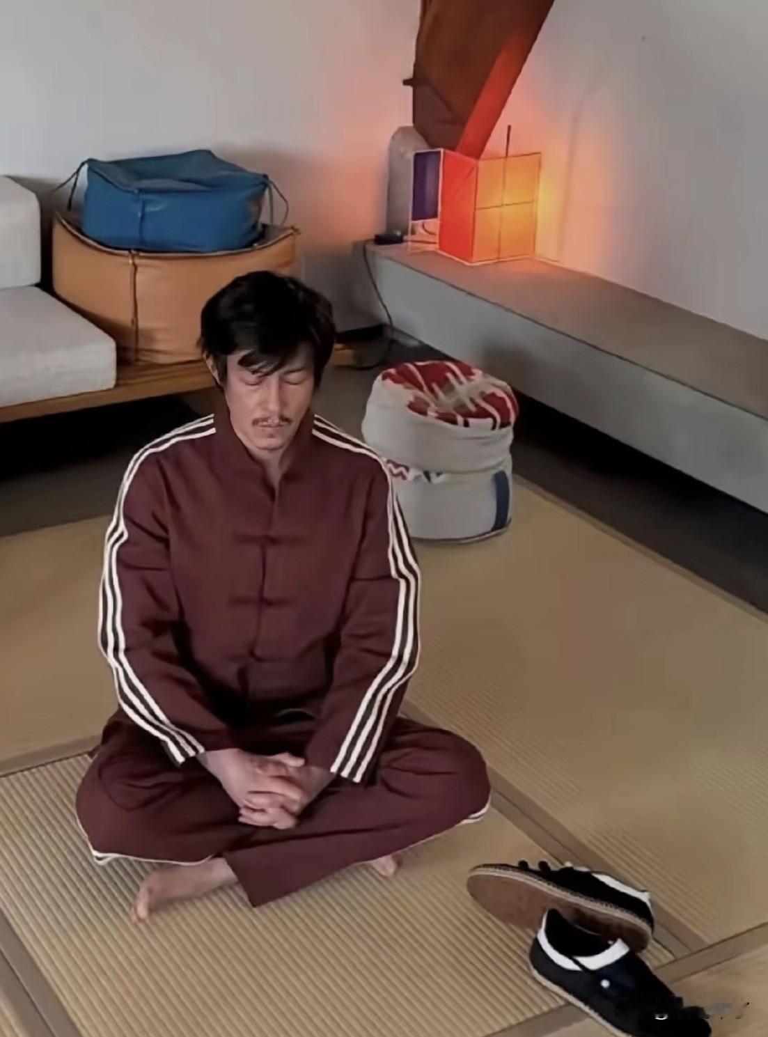 果然人到年纪都开始参禅悟道了！陈冠希在家打坐的照片一曝光，瞬间看愣：这到底是撞脸