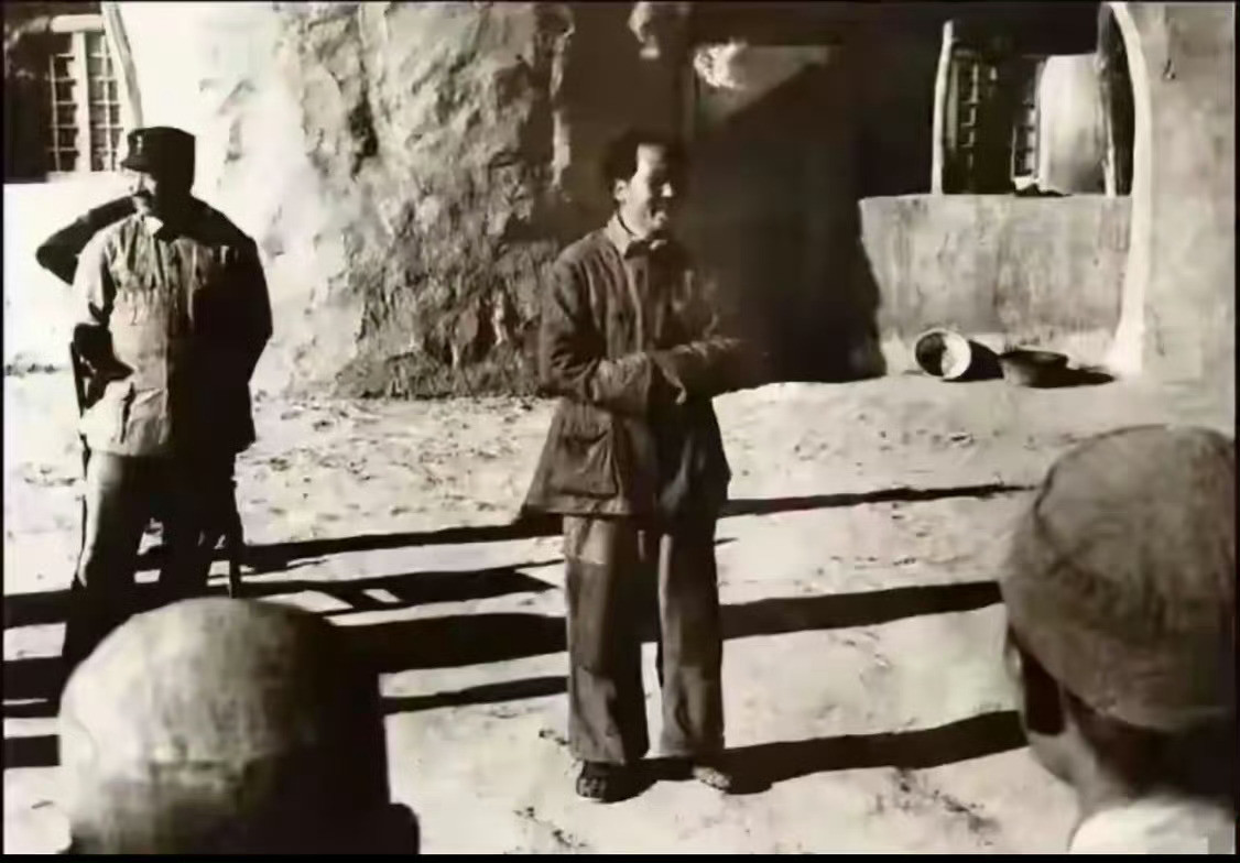 延安。恶劣的寒冬里，毛主席衣着破旧单薄，冻得只能双手揣进袖筒。触目泪奔，他是我们