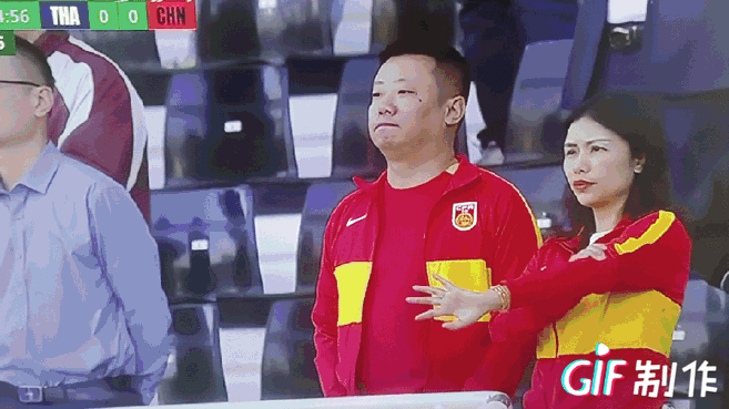 卡塔尔这个主裁判最后时刻的哨声，真让人摸不着头脑，还吓了一大跳——这是要给泰国队