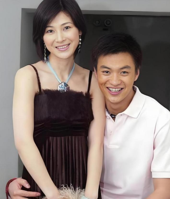 12年前，身家50亿的温州首富周旭辉，背着原配老婆，看上了演李云龙老婆的童蕾。在