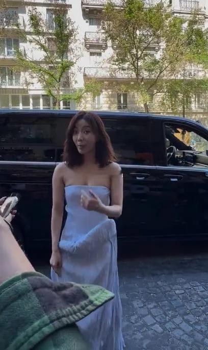 王珞丹现身巴黎，她这回是去参加巴黎高定时装周的，搭配的也很显年轻。