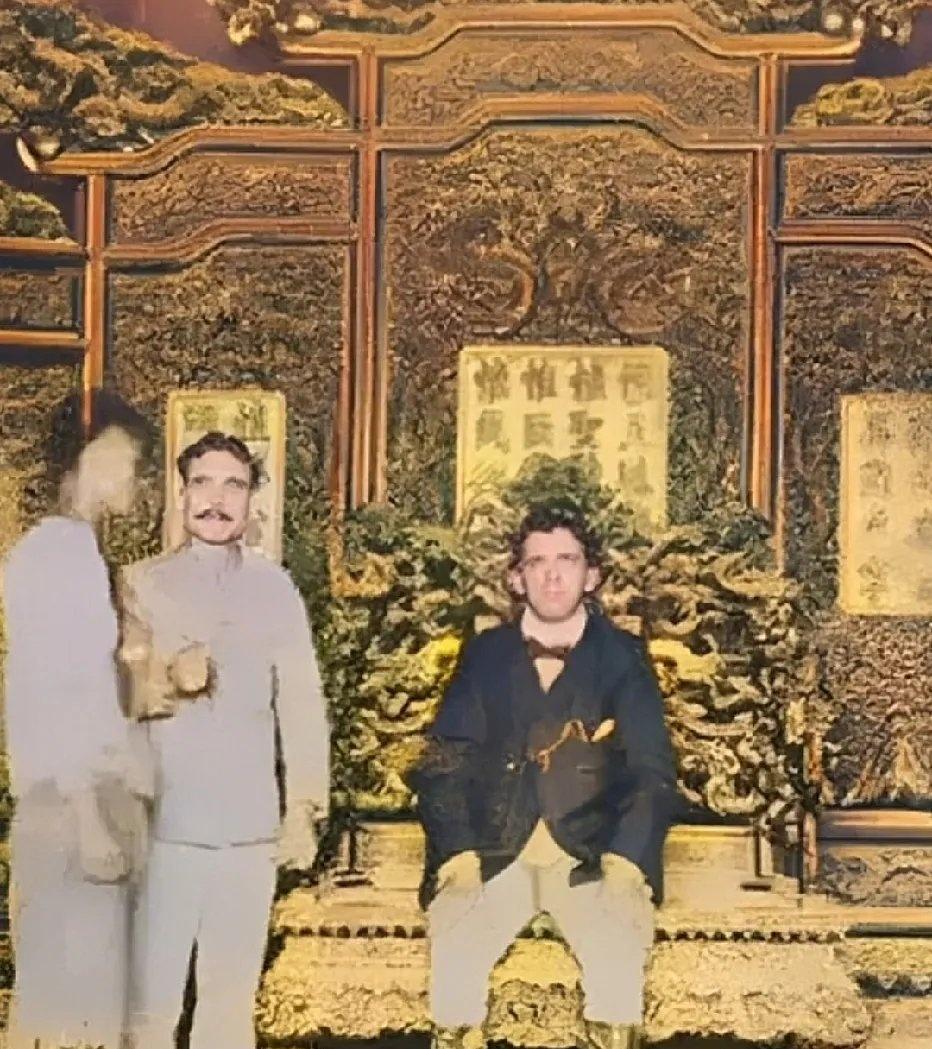 八国联军侵华时，八国联军统帅瓦德西坐上了龙椅，当时的他执意要坐，诡异的是，四年后