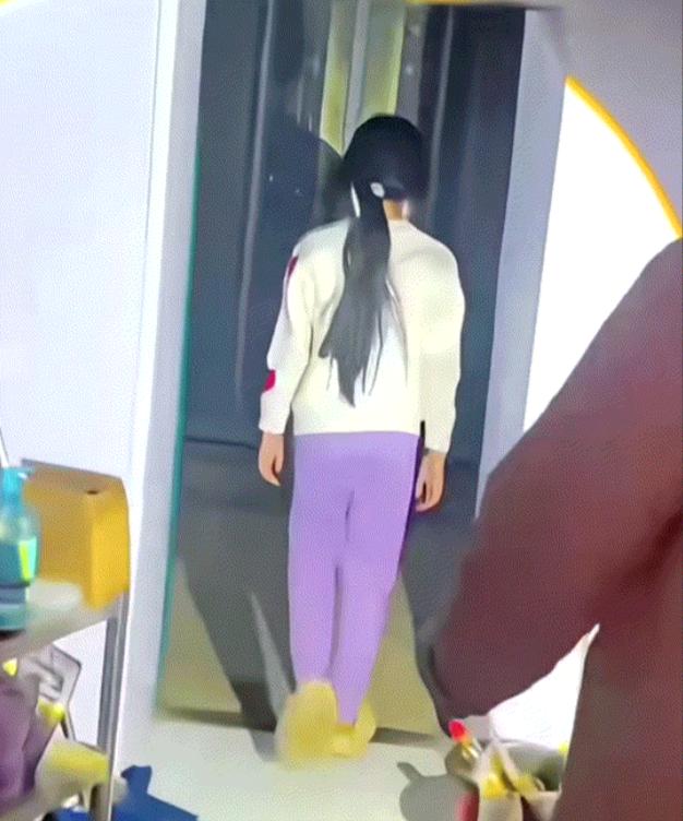 浙江一则深夜趣事意外走红。小女孩半夜梦游，下意识穿衣戴镜独自出门。家长全程安静跟