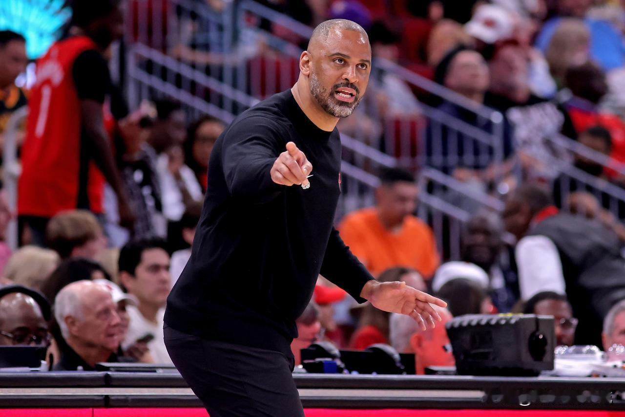 乌度卡呀！乌度卡！！！你咋想的呀！！！最后比赛落后三分，时间剩了十几