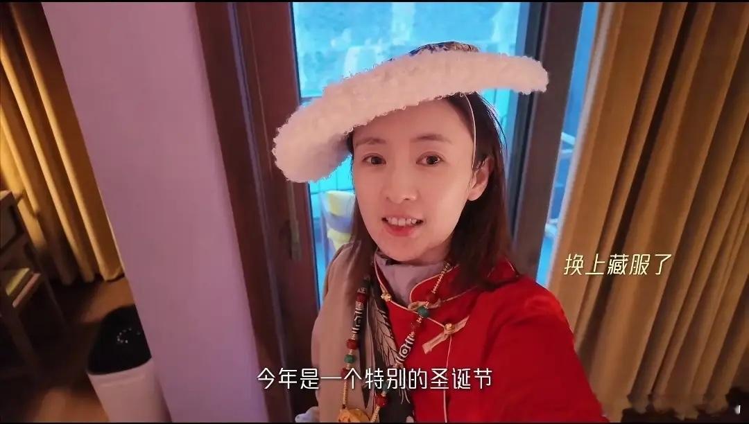 40岁童瑶罕秀恩爱，和富商老公云南旅游，夫妻俩穿藏服吃浪漫晚餐！