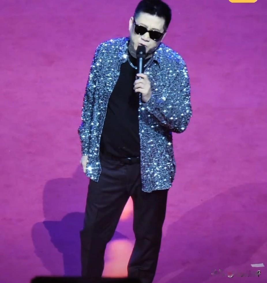 纲丝节第二场是小曲小调专场，别人都唱小曲小调，秦霄贤、孟鹤堂、张鹤伦三个人却化身