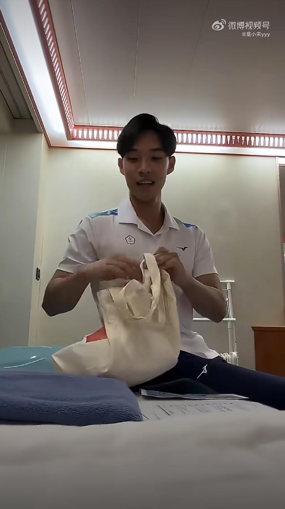 你乒一人也有一袋这些小东西……哦，是伴手礼[捂脸哭]。昨天不少参加2026名古屋