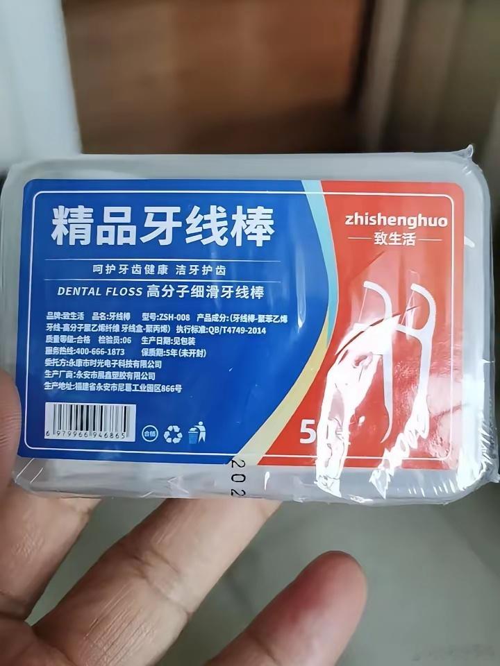 去菜鸟驿站拿快递，看到老板正在清理扔掉一堆小件。一问才知道，这是垃圾邮件，每天都