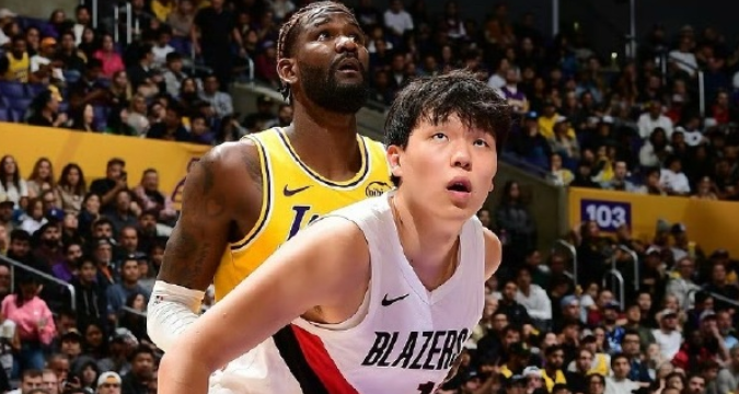 7分钟1分有多惨？杨瀚森空位三分不进+篮下掉球，CBA状元在NBA的适应阵痛