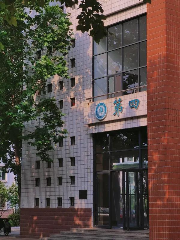 选来选去，法学专业依然是文科生首选法学，在三四十年前，分数线就高现在依然高