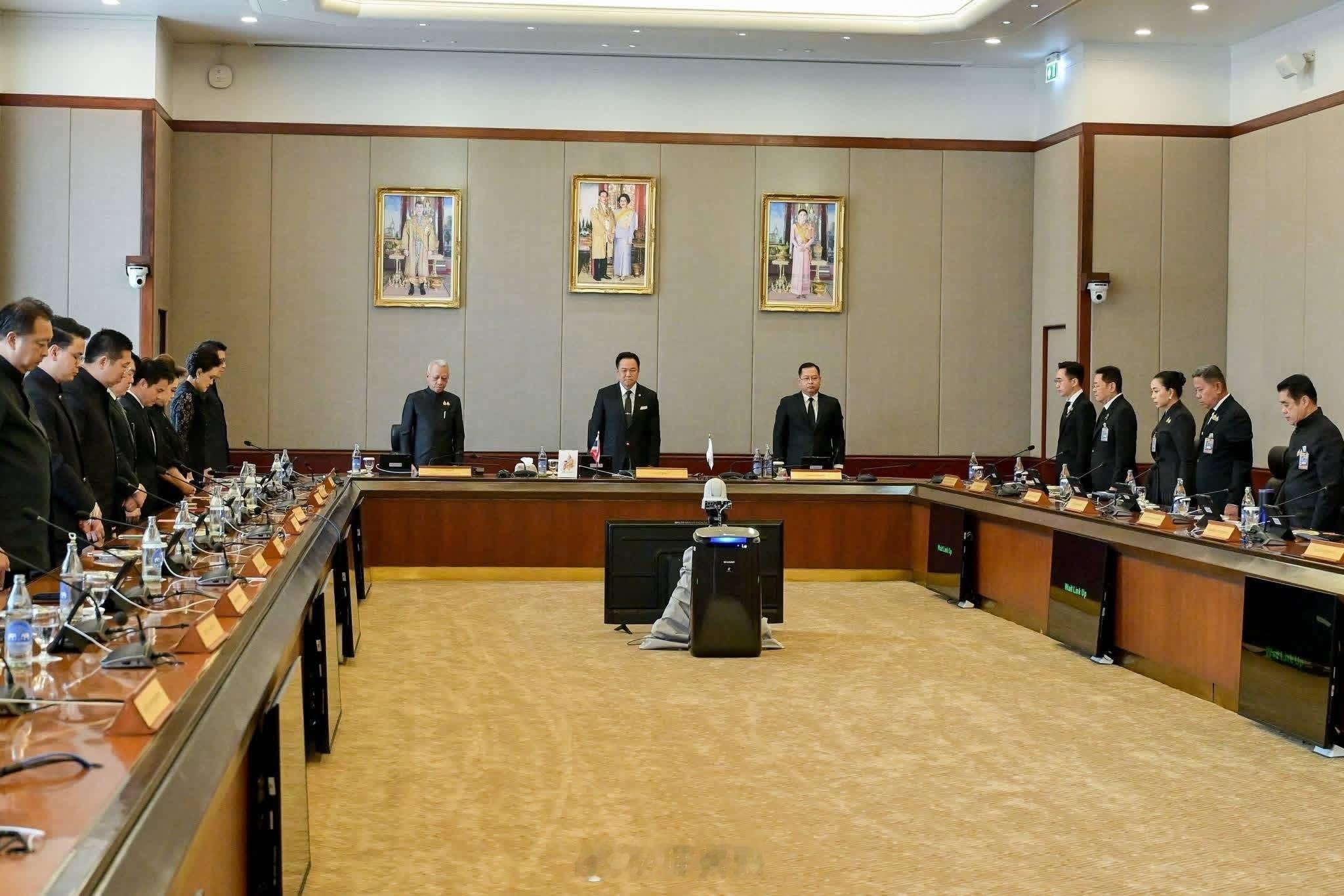 泰国国丧期间生活照常阿努廷总理表示，悼念公主期间，民众生活照常进行。体育比赛、