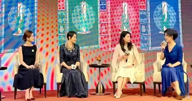 郭晶晶和章泽天同框亮相，两位豪门阔太同场，一个端庄大气，一个清甜可人，对比挺鲜明