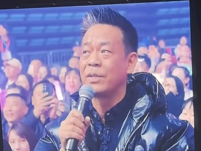 一个说相声的举办演唱会，自己的演唱会没火，居然把一个沉寂了二十几年的歌手捧火了。