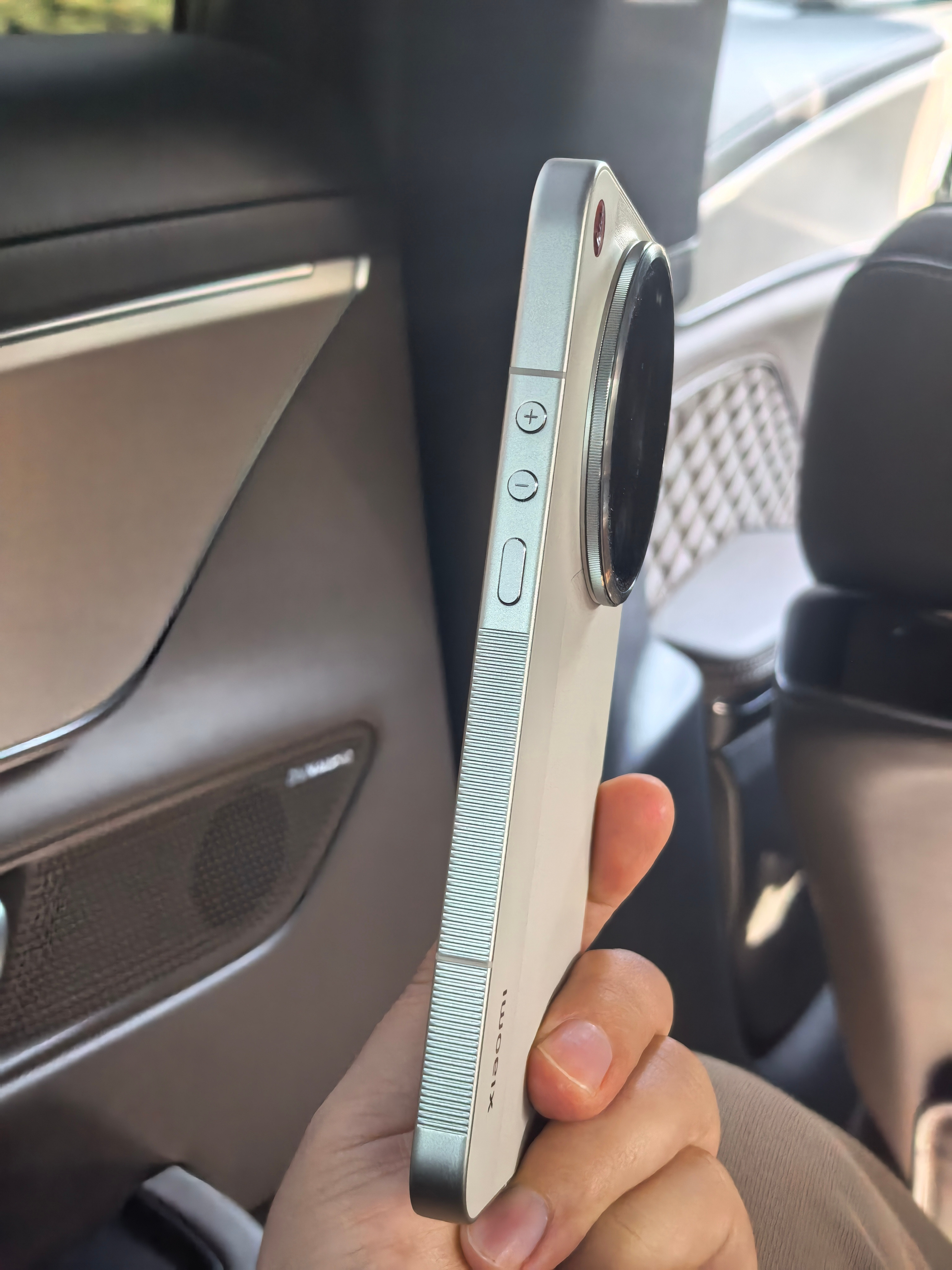 感受一下8000块手机的质感，还不错！