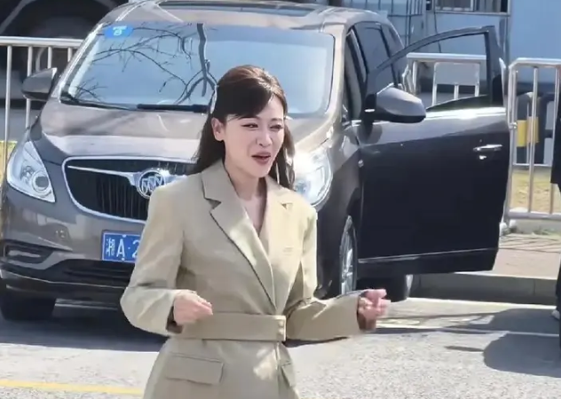 这一次现身的叶一茜身材颜值大变样不再是当年那个唱《酸酸甜甜就是我》的清甜少女了