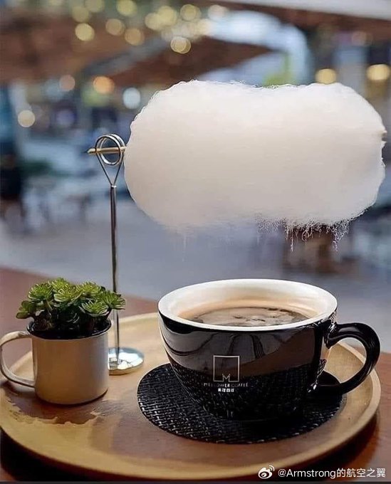 新加坡一家咖啡店发明了“甜蜜小雨”。这种咖啡或茶配有一团棉花糖。咖啡的蒸汽上升溶