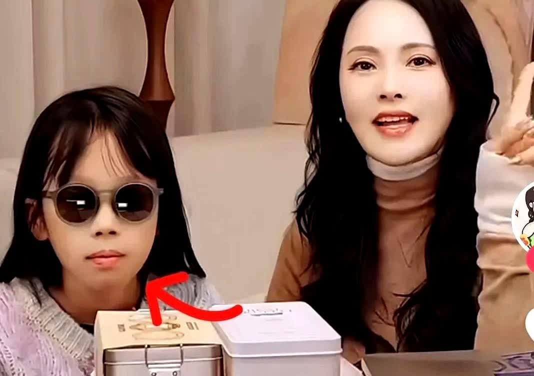 自称“好妈妈”的伊能静，没想到，却被两个孩子狠狠打了脸。最近伊能静8岁女
